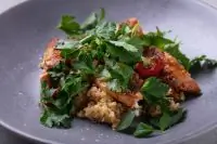 Салат с фермерским цыпленком, кускусом и узбекскими томатами