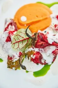 Фаршированные перцы рамиро с растительным мясом, тахини и соусом ромеско