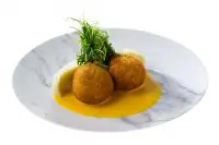 Котлеты по-киевски из перепелки с тыквенным соусом и картофельным пюре