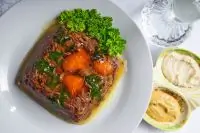 Холодец с морковью и луком