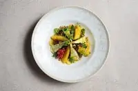 Салат с томленой грушей и сыром дор-блю