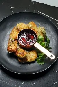 Сыр халуми с ягодным соусом