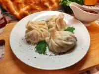 Вареные хинкали с сочным фаршем из говядины, свинины и зелени