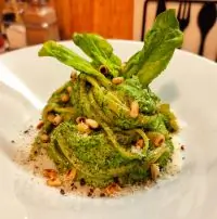 Спагетти со шпинатом и кедровыми орехами