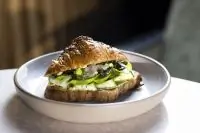 Круассан с авокадо и водорослями