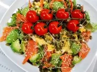 Салат из кижуча с авокадо и соусом песто