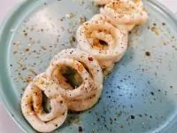 Кольца кальмара в сметанно-луковом соусе