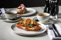 Круассан с окороком, помидорами и творожным сыром