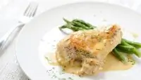 Куриная грудка, запеченная в сметане