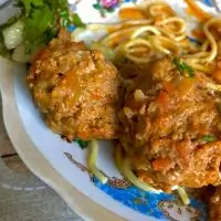 Фрикадельки в томатно-сметанном соусе