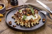 Горячие картофельные вафли с лисичками