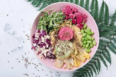Будда-боул с артишоками, краснокочанной капустой и хумусом