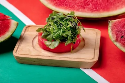 Салат с арбузом и руколой