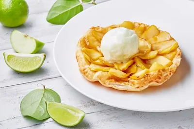 Яблочный тарт татен с мороженым