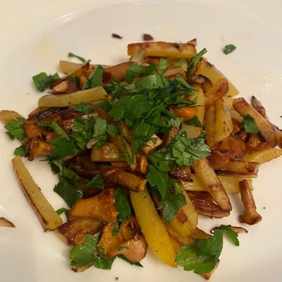 Жареная картошка с лисичками