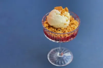 Сливовый крамбл с мороженым