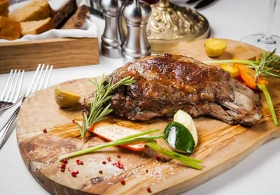 Баранья лопатка с сезонными овощами