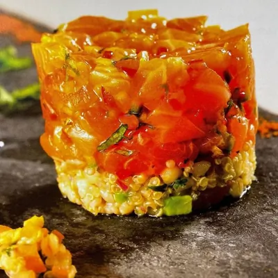 Севиче из лосося с киноа и приправой меркен