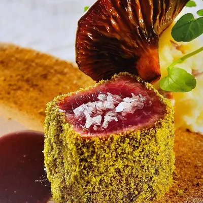 Баранина под грибным соусом с картофельным пюре и чичарронес