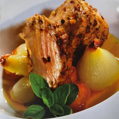 Маринованная свиная корейка с конфи из томатов и жемчужного лука