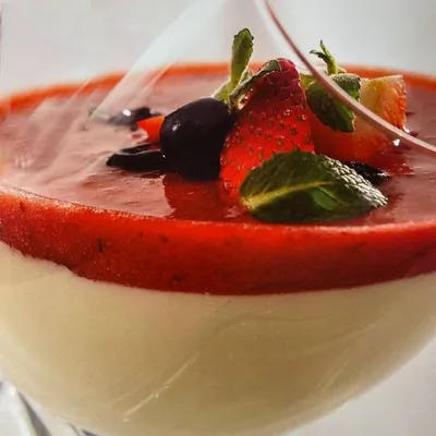 Мусс из йогурта с оливковым маслом и ягодным компотом