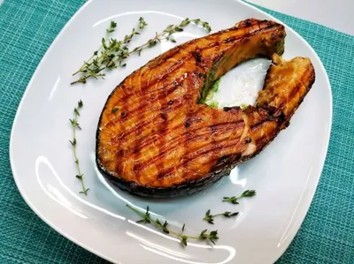Классический стейк из красной рыбы со свежими травами