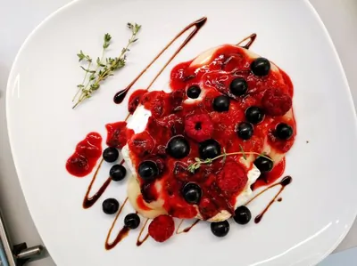 Запеченный камамбер с кисло-сладким соусом