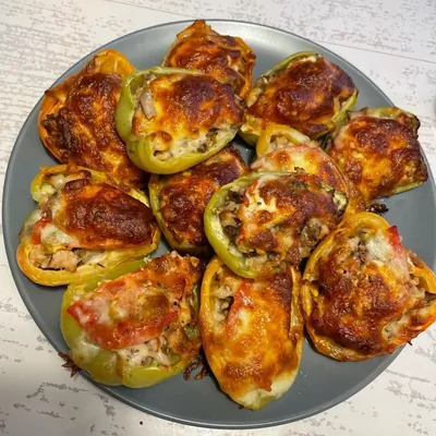 Перцы, запеченные с куриным фаршем под сырной корочкой