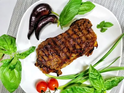Медово-горчичный стейк стриплойн из мраморной говядины