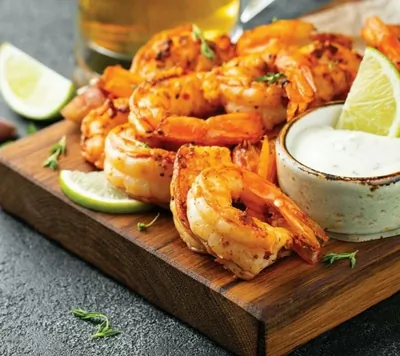 Жареные мурманские креветки в чесночном соусе