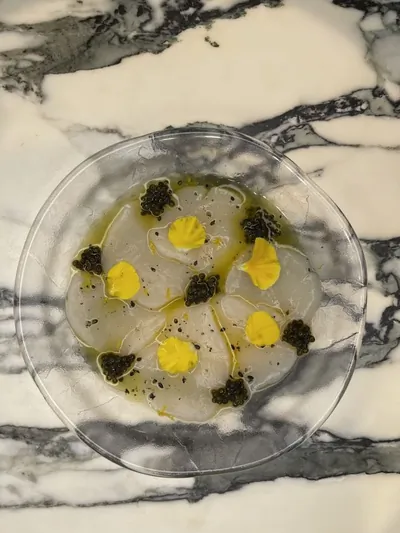 Крудо из гребешка с черной икрой