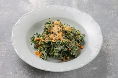 Салат кейл с копченым нутом и сырными дрожжами