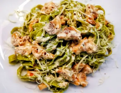 Тальятелле со шпинатом и шампиньонами