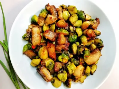 Свиные щечки с брюссельской капустой