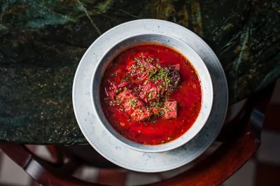 Борщ с говядиной и копченой сливой