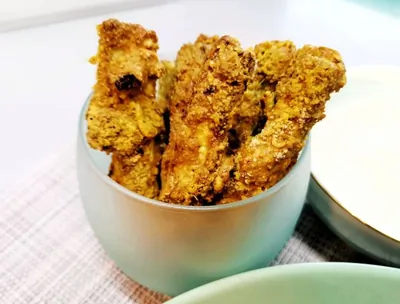 Жареные палочки в кляре из кабачков с чесночным соусом