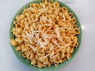 Сырная паста конкильони с томатно-майонезным соусом