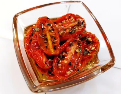 Вяленые в духовке помидоры черри с травами