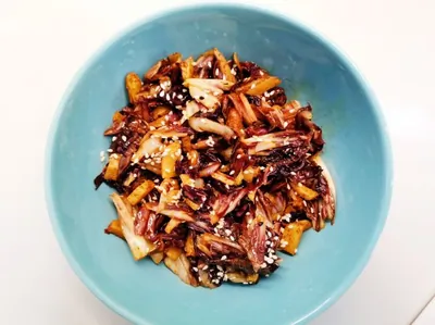 Теплый имбирный салат из краснокочанной капусты