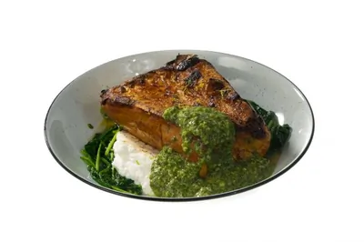 Стейк из тыквы со шпинатом и мягким сыром