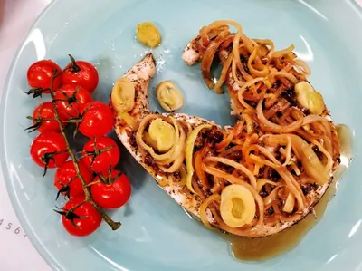 Стейк из рыбы-меча с луком-пореем, тушенным в вине