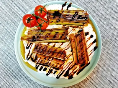 Пикантный лук-порей в сметане и бальзамическом креме