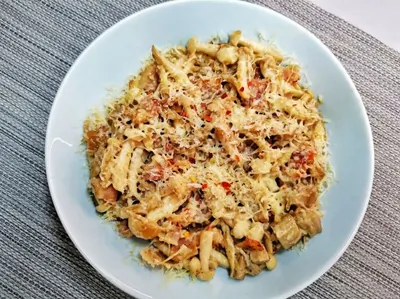 Грибы шимеджи и эноки с беконом