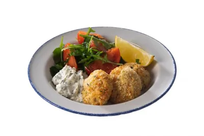 Крабкейки с соусом тартар и зеленым салатом