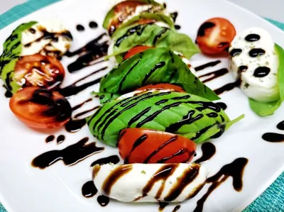 Классический салат капрезе с майораном