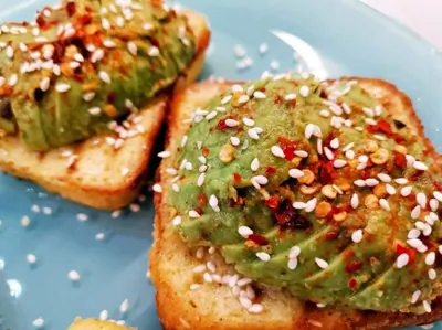 Базиликовые кетотосты с авокадо