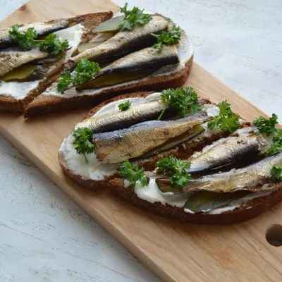 Бутерброды со шпротами