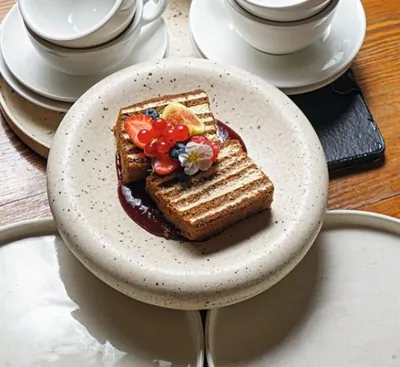 Медовик с черемуховой мукой, вареньем из ежевики и сезонными ягодами