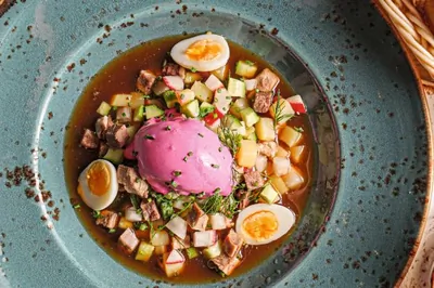 Окрошка со свекольным мороженым и хреном