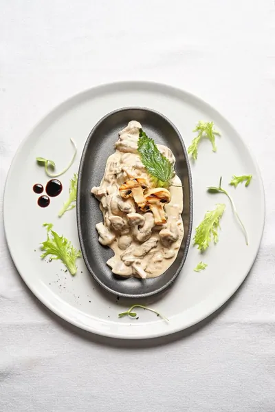 Бефстроганов из телятины с грибами и луком